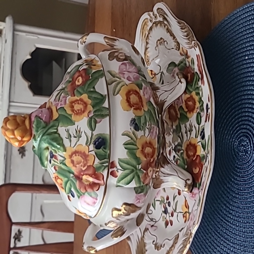 Chelsea House Vintage Soup Tureen